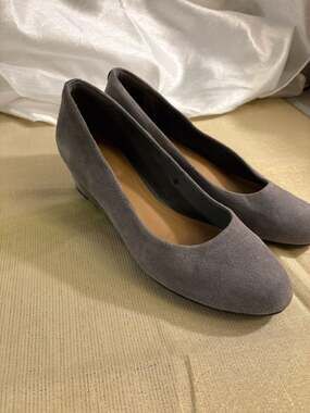 Clarks Artisan Vendra Bloom Grey Suede Wedge Pumps Women's Size 8.5